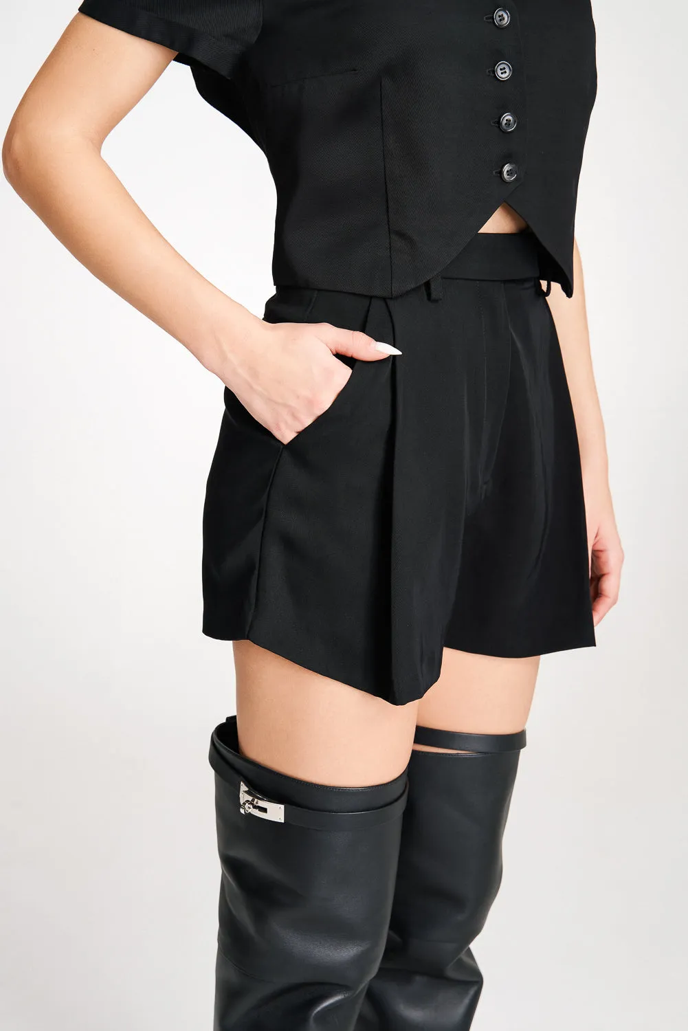 ‘Cecilia‘ Pleated Black Shorts
